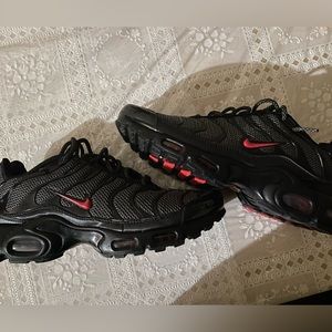 Nike Air Max Plus
Metal Mesh Black Red